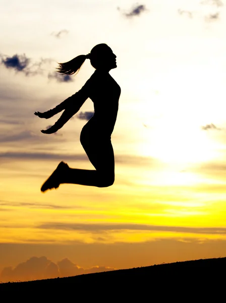Прыгающая женщина — стоковое фото