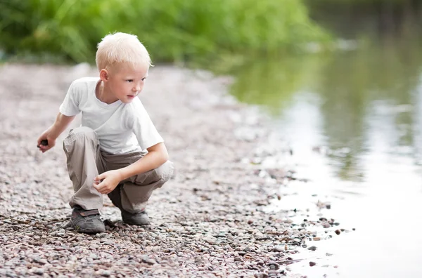 Pojke nära floden — Stockfoto