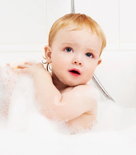 Baby nemen van een bad — Stockfoto