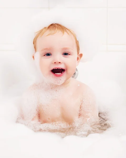 Bebê tomando um banho — Fotografia de Stock