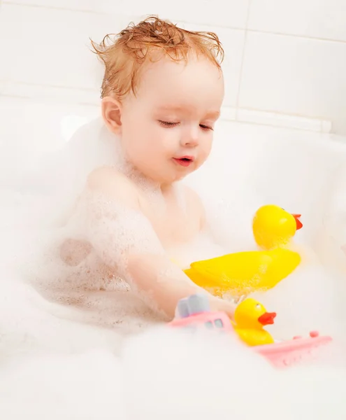 Barnet badar — Stockfoto