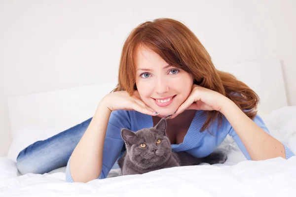Lány egy macskával — Stock Fotó
