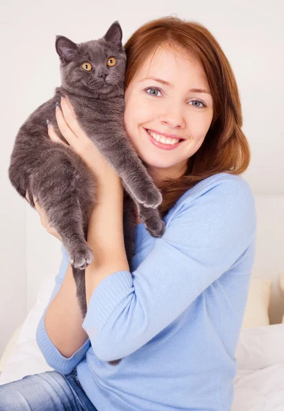 Ragazza con un gatto — Foto Stock