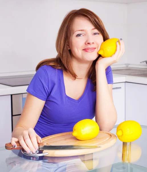 Женщина с лимонами — стоковое фото