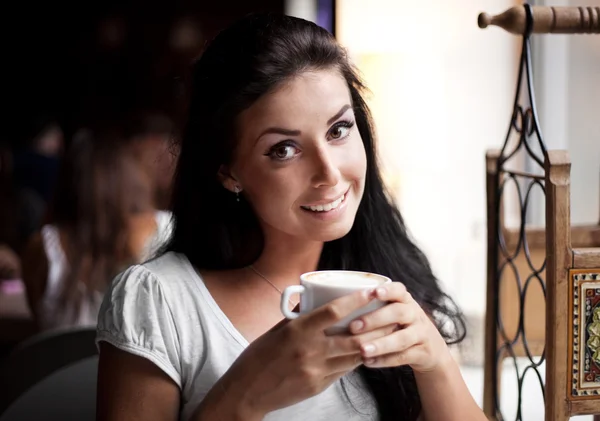 Flicka med en kopp te — Stockfoto