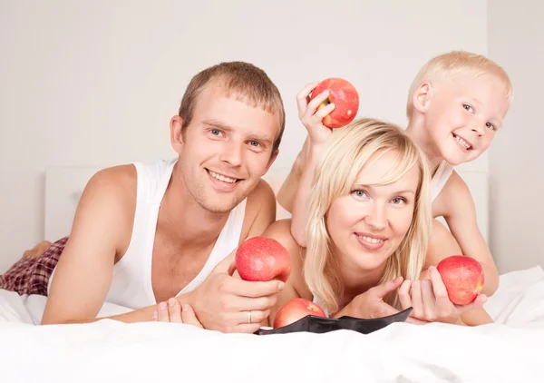 Family eating apples — Stock Photo, Image