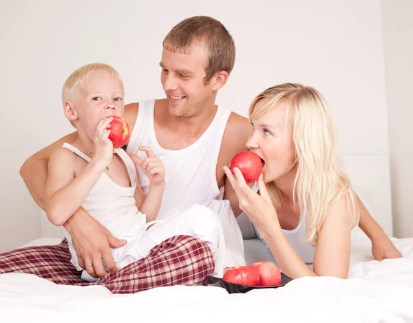 Famiglia mangiare mele — Foto Stock