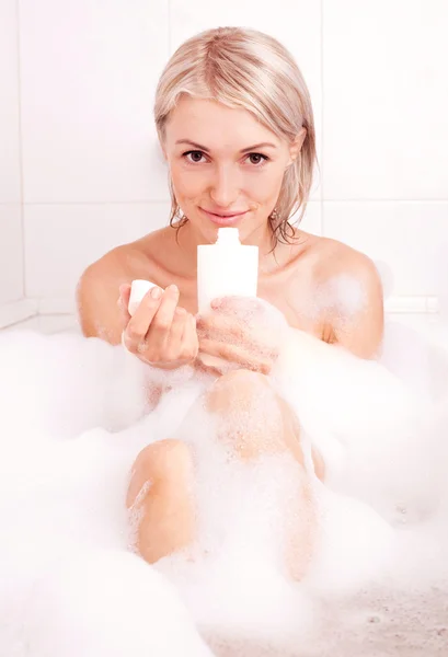 Femme prenant un bain — Photo