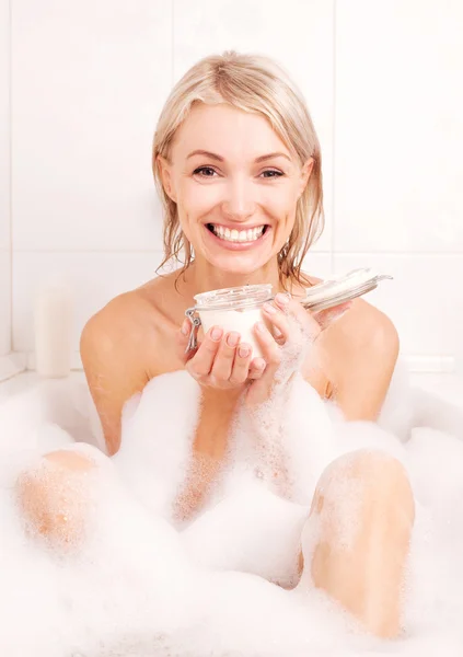 Mulher tomando um banho — Fotografia de Stock