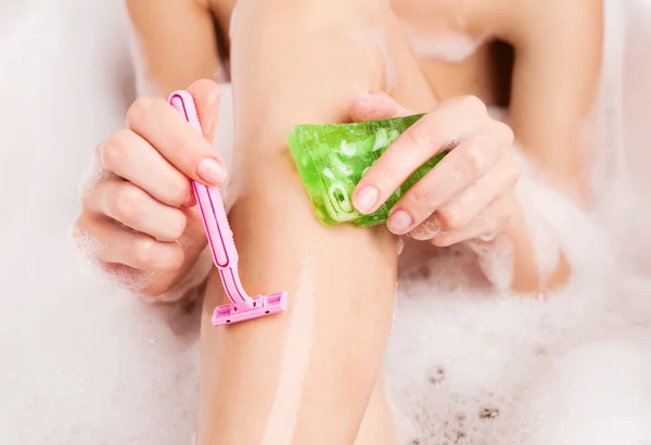 Kobieta golenia nóg — Zdjęcie stockowe