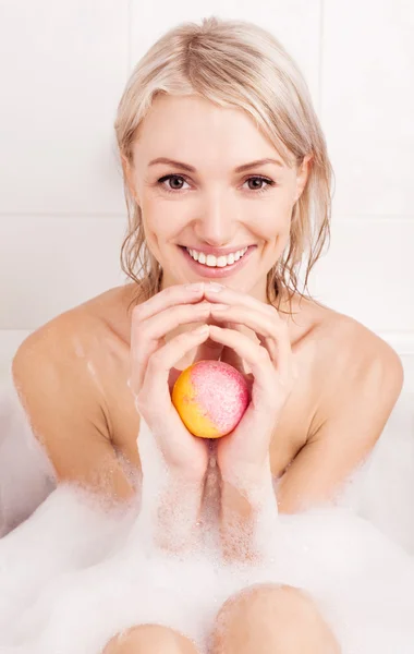 Donna che fa il bagno — Foto Stock