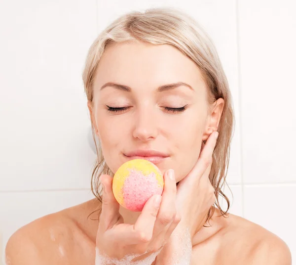 Kobieta biorąca kąpiel — Zdjęcie stockowe