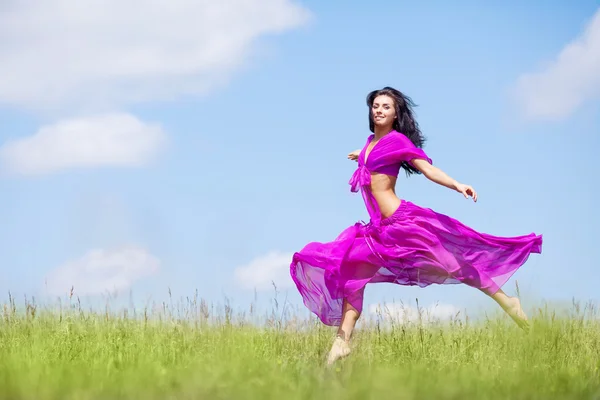 Hoppande kvinna — Stockfoto