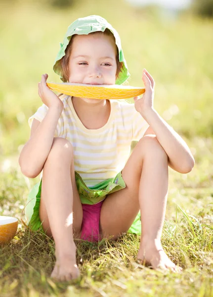 Menina comendo melão — Fotografia de Stock