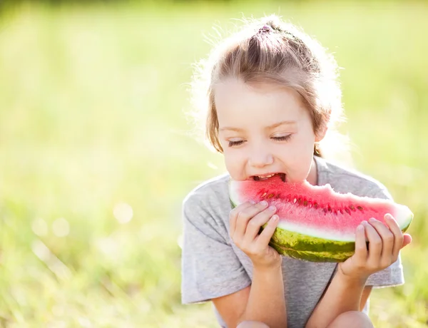 Flicka med vattenmelon — Stockfoto