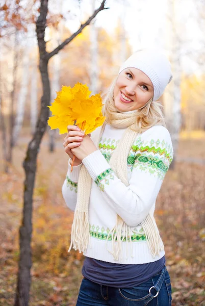 Mujer con hojas de arce — Foto de Stock