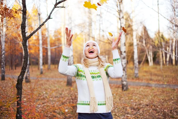 Meisje met esdoorn bladeren — Stockfoto
