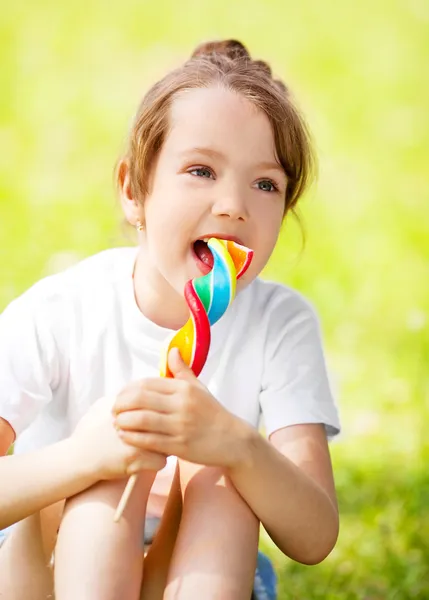 Gadis dengan lollipop — Stok Foto