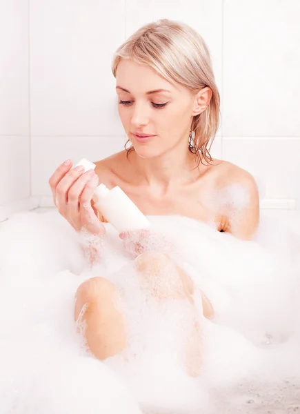 Жінка приймає ванну — стокове фото