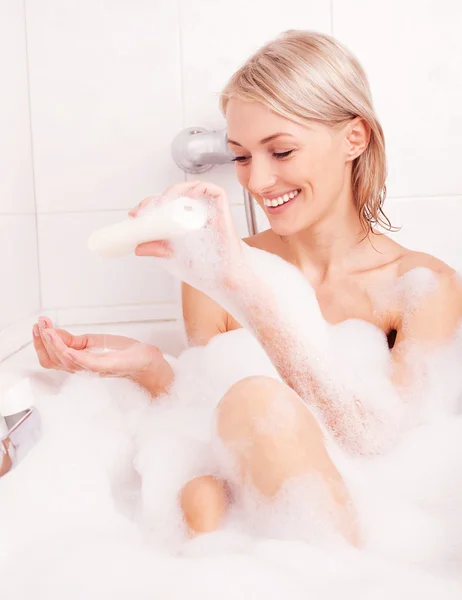 Жінка приймає ванну — стокове фото