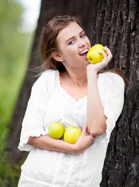 Γυναίκα με μήλαりんごを持つ女性 — Φωτογραφία Αρχείου