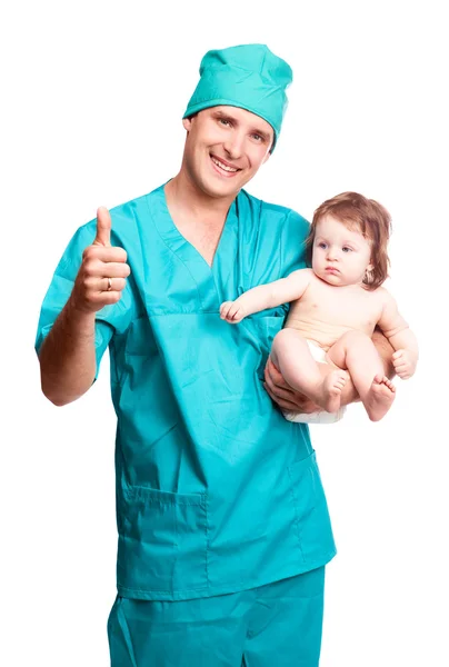 赤ちゃんを持つ外科医 — ストック写真