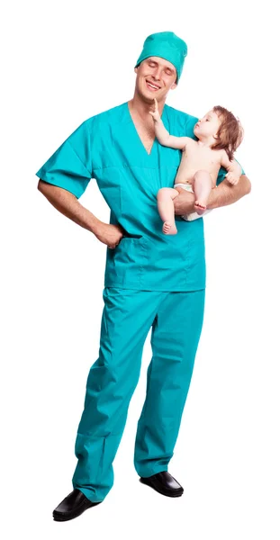 赤ちゃんを持つ外科医 — ストック写真
