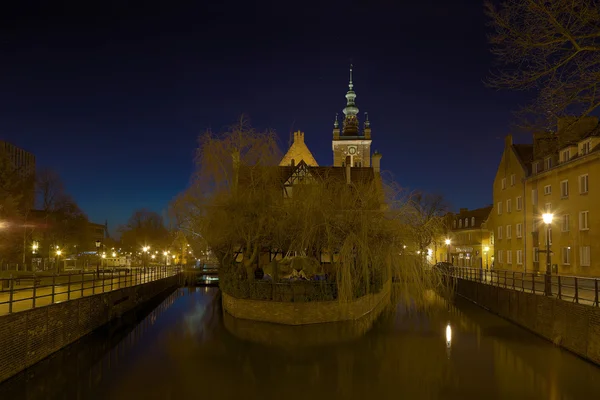 Gdansk เมืองโปแลนด์ประวัติศาสตร์ที่เห็นในเวลากลางคืน — ภาพถ่ายสต็อก