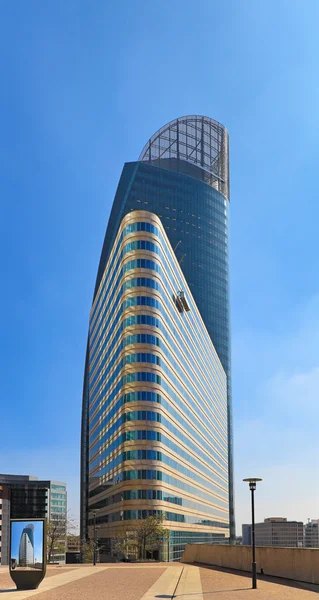 Modern skyskrapa i staden — Stockfoto