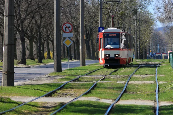 Kırmızı elektrikli tramvay — Stok fotoğraf