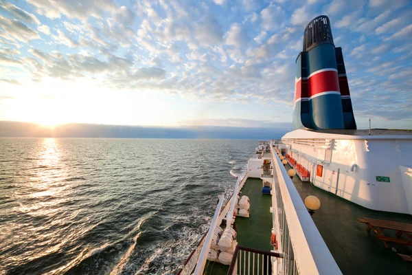 Convés do navio, vista a bordo, oceano ao pôr do sol — Fotografia de Stock