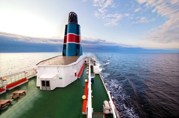 Convés do navio, vista a bordo, oceano ao pôr do sol — Fotografia de Stock