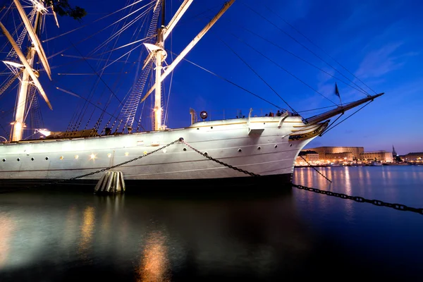 船在晚上在斯德哥尔摩，瑞典 — 图库照片