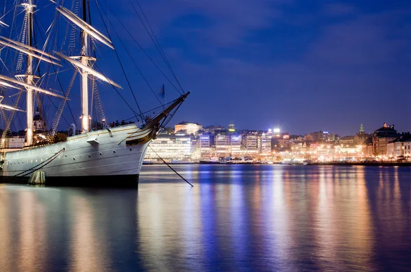 船在晚上在斯德哥尔摩，瑞典 — 图库照片