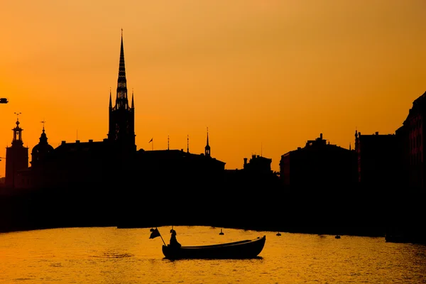 Romantický stockholm, Švédsko. loď při západu slunce — Stock fotografie