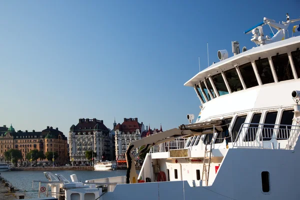 Estocolmo, Suécia na Europa. Navio e arquitetura — Fotografia de Stock