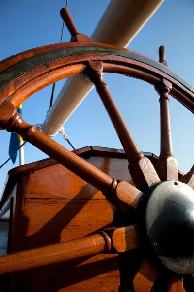 Timón viejo, rueda de madera para la navegación — Foto de Stock