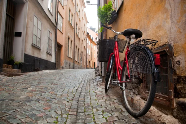 Een fiets in de oude stad van stockholm — Stockfoto