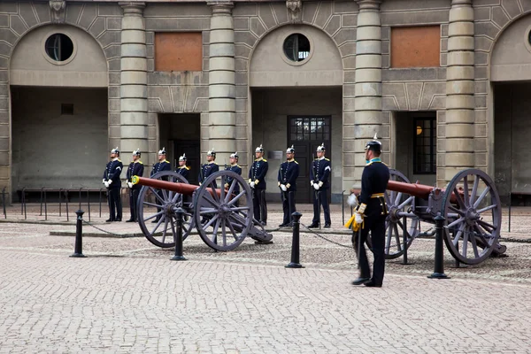 Estocolmo, Suécia. Uma mudança diária de guarda real . — Fotografia de Stock
