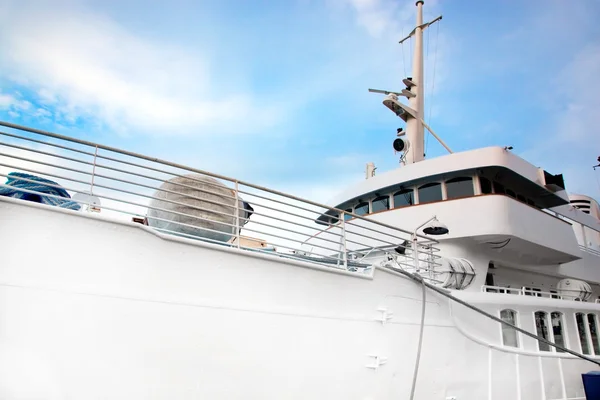 Weißes Touristenschiff hautnah am blauen Himmel — Stockfoto