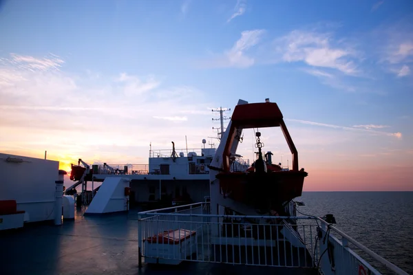 Fartygets däck Visa, havet i solnedgången — Stockfoto