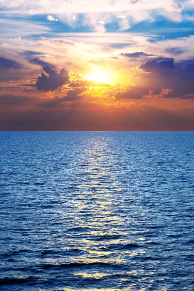 Morze, ocean w kolorowy zachód słońca — Zdjęcie stockowe