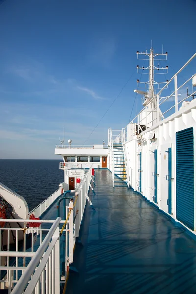 Exibição do convés do navio, oceano em um dia ensolarado — Fotografia de Stock
