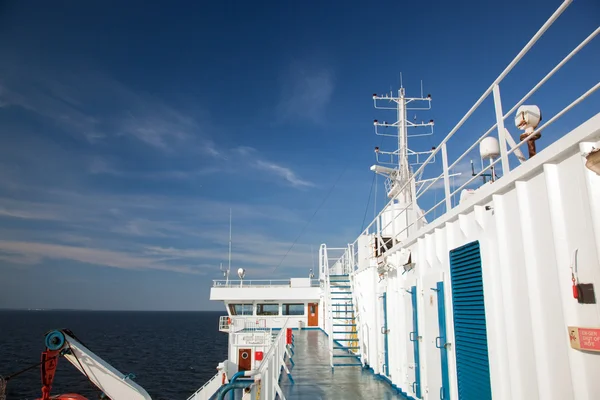 Ship deck view, ocean in a sunny day — Stock Photo, Image