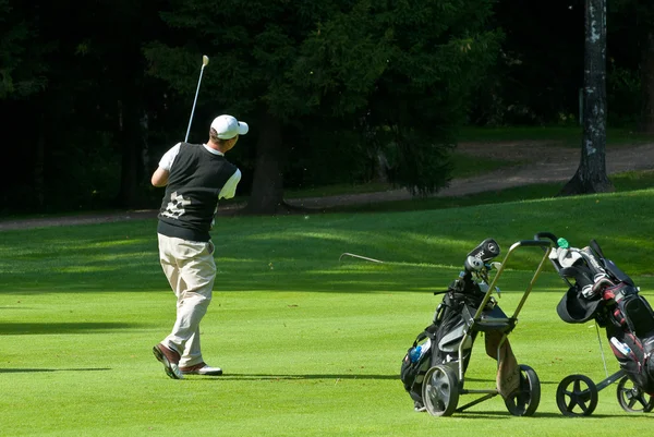 Golfista termina su swing — Foto de Stock