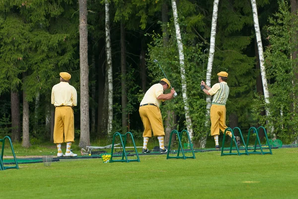 Niet-geïdentificeerde groep golfers op golf feeld — Stockfoto