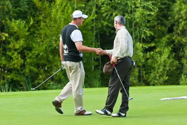 Två golfare skaka hand på country club — Stockfoto