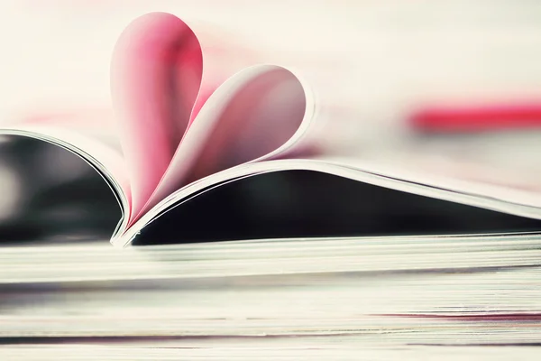 Leyendo con amor —  Fotos de Stock