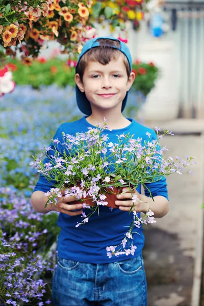 Маленький садовник — стоковое фото