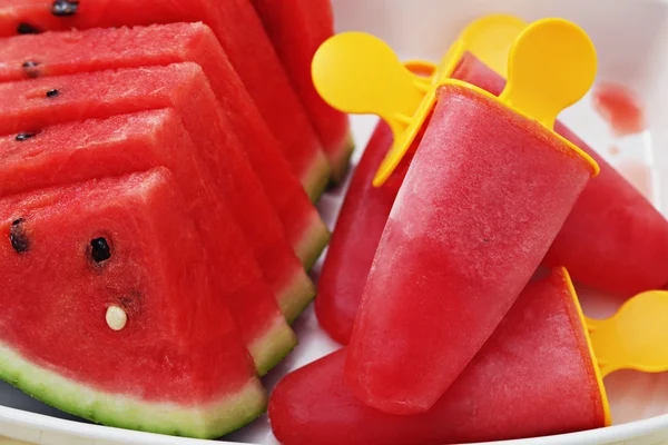 Watermeloen consumptie-ijs — Stockfoto